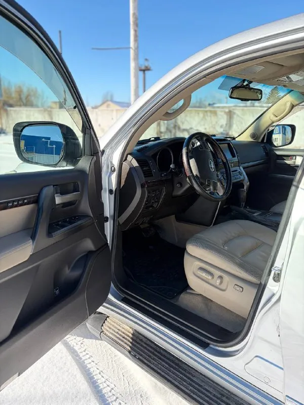 Toyota land cruiser 200 2009 4.7 бензин 177 тысяч оригинального пробега!(любые проверки) без дтп! в родном окрасе! на всех элементах vin-таблички! ничего не кручено! фары, фонари и остекление кроме лобового оригинальное! зеленая автотека! 1 хозяин(3 регистрации) оригинал птс! 2 ключа! никакой коррозии, vin на раме отличный! машина всю жизнь на севере! технически весь обслужен! вложений не требуется! весь сухой, никаких стуков, течей, ошибок и прочего! полный привод и трансмиссия без нареканий! работает каждая кнопка! салон так же на свой возраст и пробег в шикарном состоянии, никаких дефектов, ничего не перешивалось! 8 мест! два комплекта колес на дисках, резина жирная! комплектация без ключевой, r-камера, люк, парктронники электропривод всего, память сидений, круиз, 4-х зонный климат, подогрев всех сидений и много другое! горловка-енакиево 2.800.000 торг хороший🔥🔥🔥 +79493425114 📲 tg: 🙏🏻 📞 +7(949)3425114 📲 tg: @da83robot 📞 звоните: +7(949)3425114 - фотография - 8