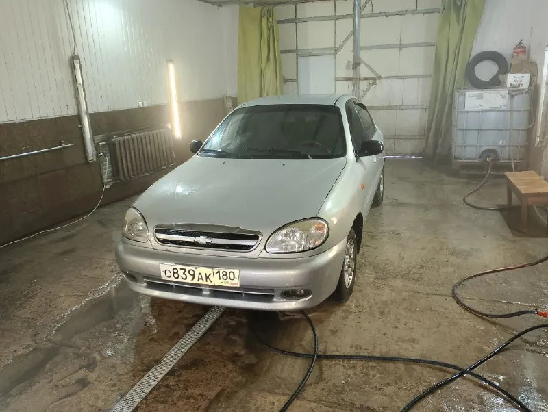 Продам chevrolet ланос 2008г 1,5 бензин есть гур, стеклоподъёмники, центральный замок, ева коврики, 2 дин магнитола. полностью новая ходовая, новые тормозные барабаны, новые в круг тормозные колодки, тросики ручника, замена масло, тосол, жидкость в гидравлику, помпа, ремни, ролики, вообщем всё что можно было всё поменяно. диски титановые, по кузову нет не единого рыжика, машина полностью прошумована, днище состояние нового авто, из минусов поменял бампер не совпадает цвет. находится в г. снежном цена 350 тыс руб разумный торг у капота звонить по номеру : +79493277922 (наталья) звонить с 14:00 до 22:00 📲 tg: @tatatakz 📞 звоните: +7(949)3277922 - фотография - 2