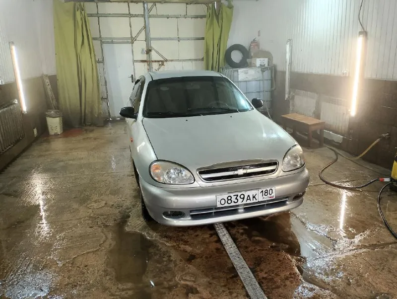 Продам chevrolet ланос 2008г 1,5 бензин есть гур, стеклоподъёмники, центральный замок, ева коврики, 2 дин магнитола. полностью новая ходовая, новые тормозные барабаны, новые в круг тормозные колодки, тросики ручника, замена масло, тосол, жидкость в гидравлику, помпа, ремни, ролики, вообщем всё что можно было всё поменяно. диски титановые, по кузову нет не единого рыжика, машина полностью прошумована, днище состояние нового авто, из минусов поменял бампер не совпадает цвет. находится в г. снежном цена 350 тыс руб разумный торг у капота звонить по номеру : +79493277922 (наталья) звонить с 14:00 до 22:00 📲 tg: @tatatakz 📞 звоните: +7(949)3277922 - фотография - 3