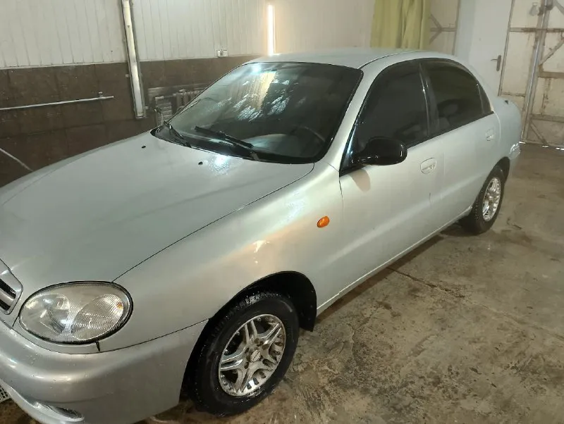 Продам chevrolet ланос 2008г 1,5 бензин есть гур, стеклоподъёмники, центральный замок, ева коврики, 2 дин магнитола. полностью новая ходовая, новые тормозные барабаны, новые в круг тормозные колодки, тросики ручника, замена масло, тосол, жидкость в гидравлику, помпа, ремни, ролики, вообщем всё что можно было всё поменяно. диски титановые, по кузову нет не единого рыжика, машина полностью прошумована, днище состояние нового авто, из минусов поменял бампер не совпадает цвет. находится в г. снежном цена 350 тыс руб разумный торг у капота звонить по номеру : +79493277922 (наталья) звонить с 14:00 до 22:00 📲 tg: @tatatakz 📞 звоните: +7(949)3277922 - фотография - 4