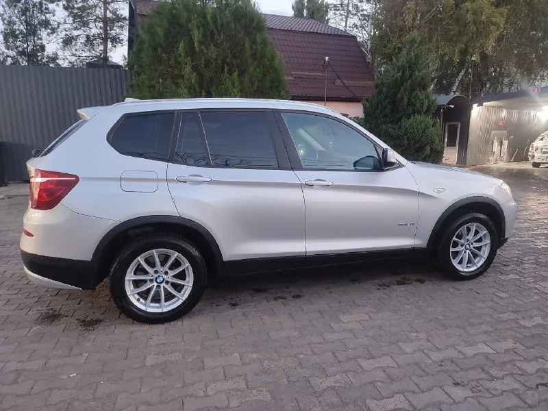 Bmw х3 2013 год. 2.0 турбо бензин, полный привод, автомат. кожаный салон в хорошем состоянии, парктроник перед, зад. кондер дует шикарно, печка в морозы греет безупречно, подогрев сиденийпробег 151 тыс км. я собственник. цена 1.650. торг, обмен. тел, +79495195059. 📞 звоните: +7(949)5195059 - фотография - 4