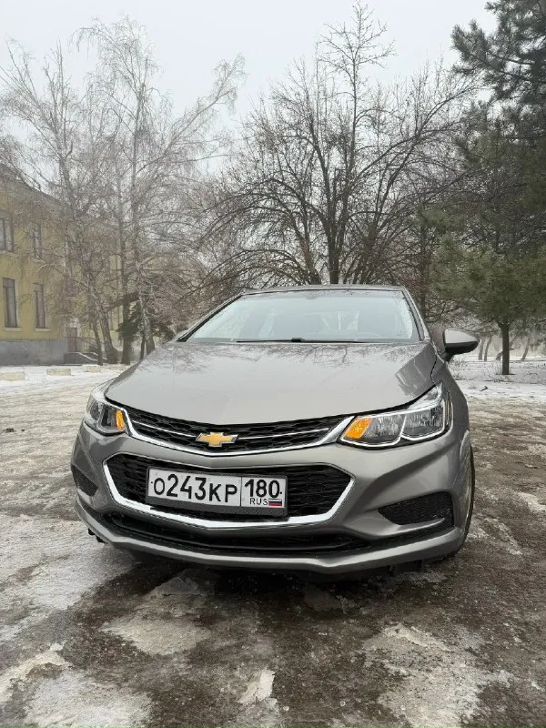 Продам chevrolet cruze 2017 года объем двигателя 1,4 турбо, едет бодро. пробег реальный, 135.000. коробка автомат, работает без нареканий. все есть для комфортного вождения: усилитель руля, камера заднего вида, круиз контроль, система старт-стоп, кондиционер, carplay. машина в отличном состоянии, ухоженная, не требует вложений, сел и поехал. салон чистенький, не курили. обслуживали во время, масло меняли каждые 5 тысяч. осмотр макеевка. +79494073814 цена 1.100.000 рублей. торг реальному покупателю. только продажа, обмен не интересует. 📞 звоните: +7(949)4073814 - фотография - 2