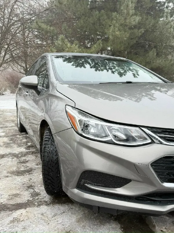 Продам chevrolet cruze 2017 года объем двигателя 1,4 турбо, едет бодро. пробег реальный, 135.000. коробка автомат, работает без нареканий. все есть для комфортного вождения: усилитель руля, камера заднего вида, круиз контроль, система старт-стоп, кондиционер, carplay. машина в отличном состоянии, ухоженная, не требует вложений, сел и поехал. салон чистенький, не курили. обслуживали во время, масло меняли каждые 5 тысяч. осмотр макеевка. +79494073814 цена 1.100.000 рублей. торг реальному покупателю. только продажа, обмен не интересует. 📞 звоните: +7(949)4073814 - фотография - 3