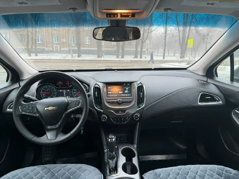 Продам chevrolet cruze 2017 года объем двигателя 1,4 турбо, едет бодро. пробег реальный, 135.000. коробка автомат, работает без нареканий. все есть для комфортного вождения: усилитель руля, камера заднего вида, круиз контроль, система старт-стоп, кондиционер, carplay. машина в отличном состоянии, ухоженная, не требует вложений, сел и поехал. салон чистенький, не курили. обслуживали во время, масло меняли каждые 5 тысяч. осмотр макеевка. +79494073814 цена 1.100.000 рублей. торг реальному покупателю. только продажа, обмен не интересует. 📞 звоните: +7(949)4073814 - фотография - 5