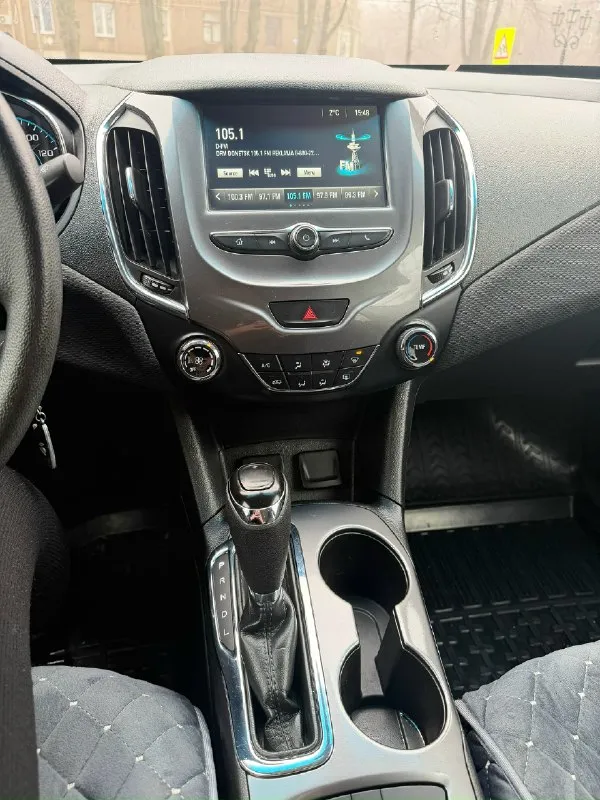 Продам chevrolet cruze 2017 года объем двигателя 1,4 турбо, едет бодро. пробег реальный, 135.000. коробка автомат, работает без нареканий. все есть для комфортного вождения: усилитель руля, камера заднего вида, круиз контроль, система старт-стоп, кондиционер, carplay. машина в отличном состоянии, ухоженная, не требует вложений, сел и поехал. салон чистенький, не курили. обслуживали во время, масло меняли каждые 5 тысяч. осмотр макеевка. +79494073814 цена 1.100.000 рублей. торг реальному покупателю. только продажа, обмен не интересует. 📞 звоните: +7(949)4073814 - фотография - 6