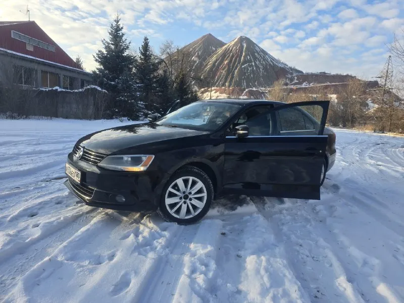 Volkswagen jetta 1.8 at, 2014, донецк, кировский район цена 1,300.000 (торг у капота) поколение: vi до рестайлинг (2014-2019) тип двигателя: бензин привод: передний мощность, л. с.: 170 модификация: 1.8 tsi at (170 л. с.) комплектация: кожаный салон, перед подогревы сидений, кондиционер, регулировка зеркал, подогрев зеркал. люк, круиз контроль, мультимедиа:мультируль не плохая музыка летняя резина тип автомобиля:с пробегом телефон для связи: +79498691685 📲 tg: @anakrutova 📞 звоните: +7(949)8691685 - фотография - 1