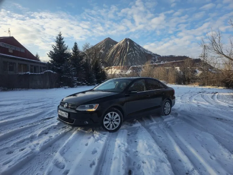Volkswagen jetta 1.8 at, 2014, донецк, кировский район цена 1,300.000 (торг у капота) поколение: vi до рестайлинг (2014-2019) тип двигателя: бензин привод: передний мощность, л. с.: 170 модификация: 1.8 tsi at (170 л. с.) комплектация: кожаный салон, перед подогревы сидений, кондиционер, регулировка зеркал, подогрев зеркал. люк, круиз контроль, мультимедиа:мультируль не плохая музыка летняя резина тип автомобиля:с пробегом телефон для связи: +79498691685 📲 tg: @anakrutova 📞 звоните: +7(949)8691685 - фотография - 2