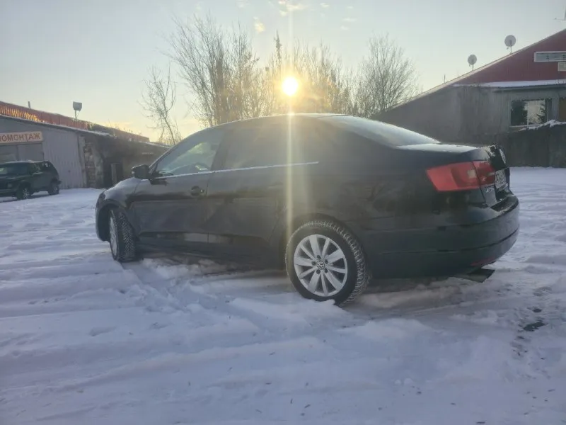 Volkswagen jetta 1.8 at, 2014, донецк, кировский район цена 1,300.000 (торг у капота) поколение: vi до рестайлинг (2014-2019) тип двигателя: бензин привод: передний мощность, л. с.: 170 модификация: 1.8 tsi at (170 л. с.) комплектация: кожаный салон, перед подогревы сидений, кондиционер, регулировка зеркал, подогрев зеркал. люк, круиз контроль, мультимедиа:мультируль не плохая музыка летняя резина тип автомобиля:с пробегом телефон для связи: +79498691685 📲 tg: @anakrutova 📞 звоните: +7(949)8691685 - фотография - 3