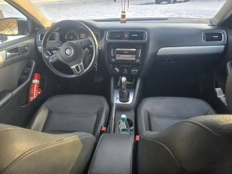 Volkswagen jetta 1.8 at, 2014, донецк, кировский район цена 1,300.000 (торг у капота) поколение: vi до рестайлинг (2014-2019) тип двигателя: бензин привод: передний мощность, л. с.: 170 модификация: 1.8 tsi at (170 л. с.) комплектация: кожаный салон, перед подогревы сидений, кондиционер, регулировка зеркал, подогрев зеркал. люк, круиз контроль, мультимедиа:мультируль не плохая музыка летняя резина тип автомобиля:с пробегом телефон для связи: +79498691685 📲 tg: @anakrutova 📞 звоните: +7(949)8691685 - фотография - 4