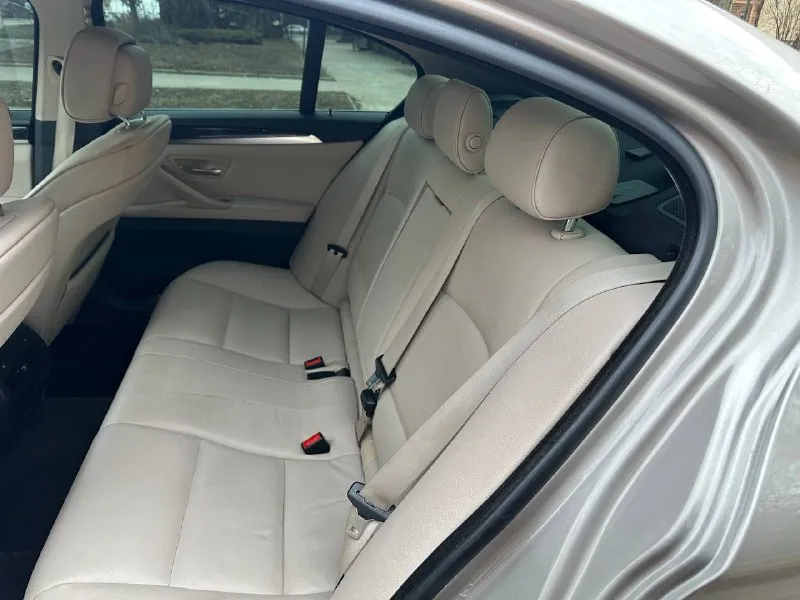 В продаже автомобиль марки bmw f10, 2012, 2 l, бензин, би- турбо, автомат, полный привод. пробег -215 000км. ( история пробега и обслуживания имеет подтверждение). оснащена камерой 360/ камерой заднего вида, парктроники сзади и спереди, укомплектована зимним пакетом. подогрев задних сидений а так же передних, подогрев зеркал, заднего стекла двух зонный климат, большой экран мультимедиа - голосовое управление, подключение телефона через блютуз, просмотр видео, звонки). мульти руль, круиз контроль, электро привод сидений передних, электро привод багажника( открытие и закрытие с кнопки а также проведением ноги. без ключ/дост. , подсветка ручек. уст. ориг. тормозные диски в паре с колодками ( перед и зад), заменены все смазочные матереалы, свечи, ремень, подушки двс и ) согласен на любое сто. цена 1 900 000₽ осмотр в донецке тел +79496150394 📲 tg: top 📞 звоните: +7(949)6150394 - фотография - 4