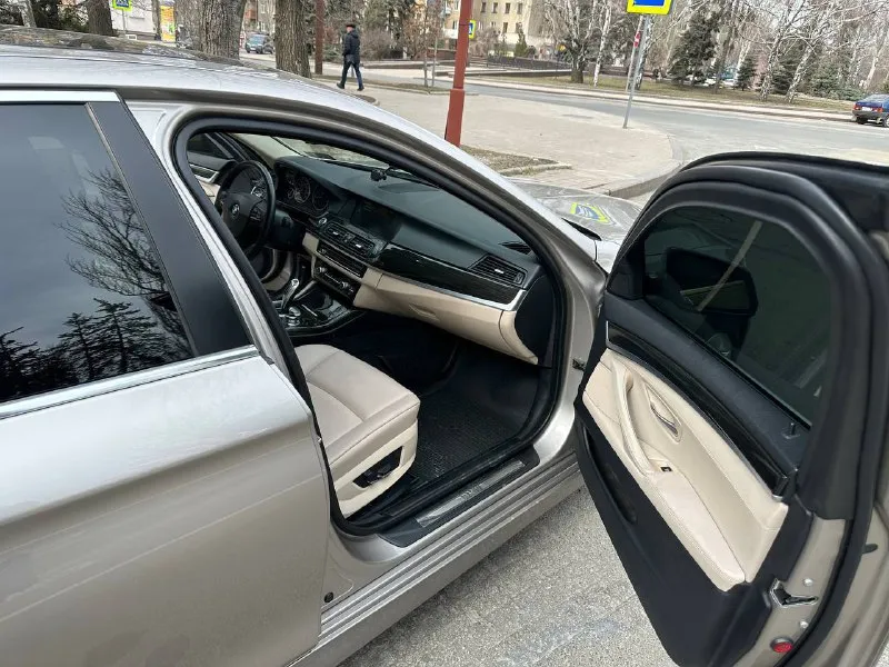 В продаже автомобиль марки bmw f10, 2012, 2 l, бензин, би- турбо, автомат, полный привод. пробег -215 000км. ( история пробега и обслуживания имеет подтверждение). оснащена камерой 360/ камерой заднего вида, парктроники сзади и спереди, укомплектована зимним пакетом. подогрев задних сидений а так же передних, подогрев зеркал, заднего стекла двух зонный климат, большой экран мультимедиа - голосовое управление, подключение телефона через блютуз, просмотр видео, звонки). мульти руль, круиз контроль, электро привод сидений передних, электро привод багажника( открытие и закрытие с кнопки а также проведением ноги. без ключ/дост. , подсветка ручек. уст. ориг. тормозные диски в паре с колодками ( перед и зад), заменены все смазочные матереалы, свечи, ремень, подушки двс и ) согласен на любое сто. цена 1 900 000₽ осмотр в донецке тел +79496150394 📲 tg: top 📞 звоните: +7(949)6150394 - фотография - 5