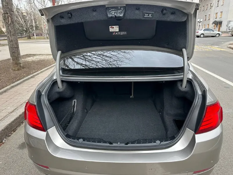 В продаже автомобиль марки bmw f10, 2012, 2 l, бензин, би- турбо, автомат, полный привод. пробег -215 000км. ( история пробега и обслуживания имеет подтверждение). оснащена камерой 360/ камерой заднего вида, парктроники сзади и спереди, укомплектована зимним пакетом. подогрев задних сидений а так же передних, подогрев зеркал, заднего стекла двух зонный климат, большой экран мультимедиа - голосовое управление, подключение телефона через блютуз, просмотр видео, звонки). мульти руль, круиз контроль, электро привод сидений передних, электро привод багажника( открытие и закрытие с кнопки а также проведением ноги. без ключ/дост. , подсветка ручек. уст. ориг. тормозные диски в паре с колодками ( перед и зад), заменены все смазочные матереалы, свечи, ремень, подушки двс и ) согласен на любое сто. цена 1 900 000₽ осмотр в донецке тел +79496150394 📲 tg: top 📞 звоните: +7(949)6150394 - фотография - 6