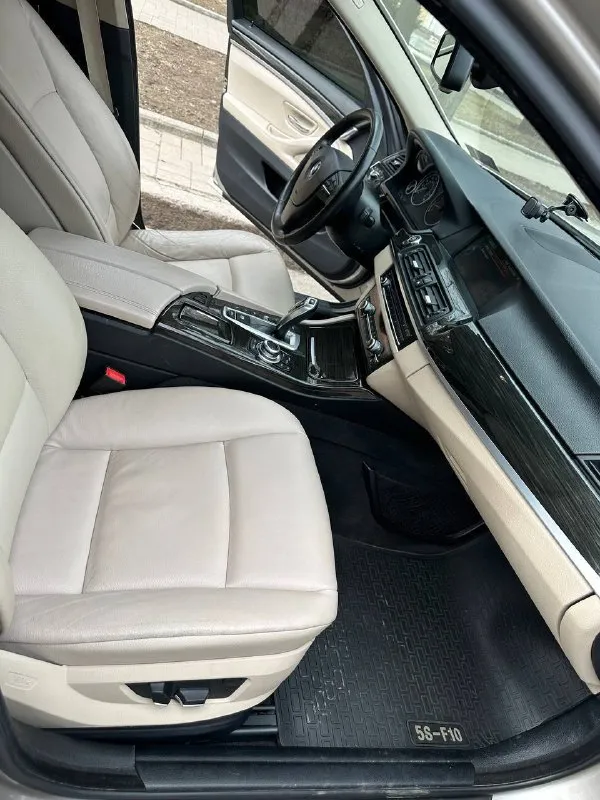 В продаже автомобиль марки bmw f10, 2012, 2 l, бензин, би- турбо, автомат, полный привод. пробег -215 000км. ( история пробега и обслуживания имеет подтверждение). оснащена камерой 360/ камерой заднего вида, парктроники сзади и спереди, укомплектована зимним пакетом. подогрев задних сидений а так же передних, подогрев зеркал, заднего стекла двух зонный климат, большой экран мультимедиа - голосовое управление, подключение телефона через блютуз, просмотр видео, звонки). мульти руль, круиз контроль, электро привод сидений передних, электро привод багажника( открытие и закрытие с кнопки а также проведением ноги. без ключ/дост. , подсветка ручек. уст. ориг. тормозные диски в паре с колодками ( перед и зад), заменены все смазочные матереалы, свечи, ремень, подушки двс и ) согласен на любое сто. цена 1 900 000₽ осмотр в донецке тел +79496150394 📲 tg: top 📞 звоните: +7(949)6150394 - фотография - 7