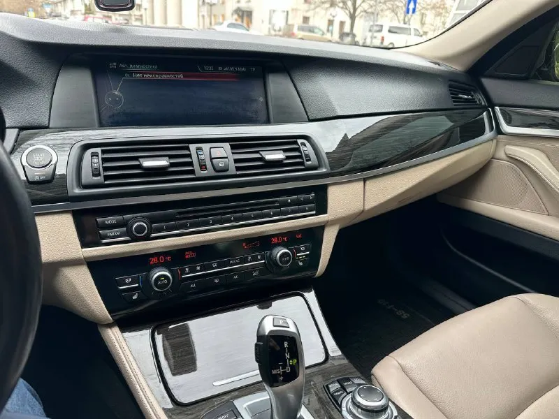 В продаже автомобиль марки bmw f10, 2012, 2 l, бензин, би- турбо, автомат, полный привод. пробег -215 000км. ( история пробега и обслуживания имеет подтверждение). оснащена камерой 360/ камерой заднего вида, парктроники сзади и спереди, укомплектована зимним пакетом. подогрев задних сидений а так же передних, подогрев зеркал, заднего стекла двух зонный климат, большой экран мультимедиа - голосовое управление, подключение телефона через блютуз, просмотр видео, звонки). мульти руль, круиз контроль, электро привод сидений передних, электро привод багажника( открытие и закрытие с кнопки а также проведением ноги. без ключ/дост. , подсветка ручек. уст. ориг. тормозные диски в паре с колодками ( перед и зад), заменены все смазочные матереалы, свечи, ремень, подушки двс и ) согласен на любое сто. цена 1 900 000₽ осмотр в донецке тел +79496150394 📲 tg: top 📞 звоните: +7(949)6150394 - фотография - 8