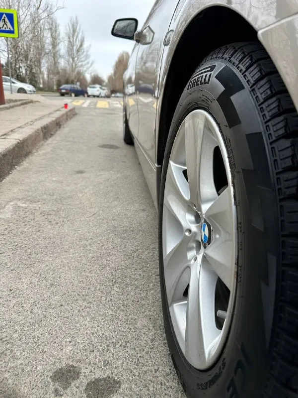 В продаже автомобиль марки bmw f10, 2012, 2 l, бензин, би- турбо, автомат, полный привод. пробег -215 000км. ( история пробега и обслуживания имеет подтверждение). оснащена камерой 360/ камерой заднего вида, парктроники сзади и спереди, укомплектована зимним пакетом. подогрев задних сидений а так же передних, подогрев зеркал, заднего стекла двух зонный климат, большой экран мультимедиа - голосовое управление, подключение телефона через блютуз, просмотр видео, звонки). мульти руль, круиз контроль, электро привод сидений передних, электро привод багажника( открытие и закрытие с кнопки а также проведением ноги. без ключ/дост. , подсветка ручек. уст. ориг. тормозные диски в паре с колодками ( перед и зад), заменены все смазочные матереалы, свечи, ремень, подушки двс и ) согласен на любое сто. цена 1 900 000₽ осмотр в донецке тел +79496150394 📲 tg: top 📞 звоните: +7(949)6150394 - фотография - 9