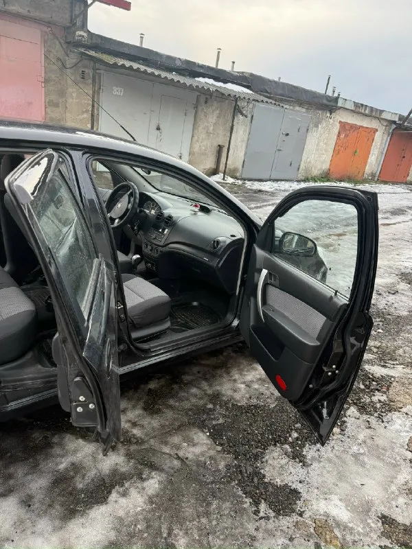 Продам авео т255, акпп контракт (пробег 70 тысяч) работает идеально, переключение не ощутимое. машина 2008 года, кузов без рыжиков и гнили. в родном окрасе. есть небольшие сколы. дно не гнилое. салон чистый, ухоженный. по технической части в машине поменяно все, что можно было поменять. рулевая рейка новая. ремни ролики поменяны. . тормозные диски, супорта, колодки. система охлаждения (радиатор, термостат, теплообменник, расширительный бак, все патрубки, шлангочки новые). датчики абс, лямбда зонд новые. масла, фильтра все обслужено. по ходовой все перебрано, когда снимали подрамник, поменяли все что было необходимо и даже больше. кондиционер работает. машину делали для себя, денег вложено не мало. заводится с пол тычка, очень резвая и бодрая. два комплекта новой резины, прошла один сезон. причина продажи: покупка нового авто. цена 700000 осмотр : донецк. +79497405268 📞 звоните: +7(949)7405268 - фотография - 2