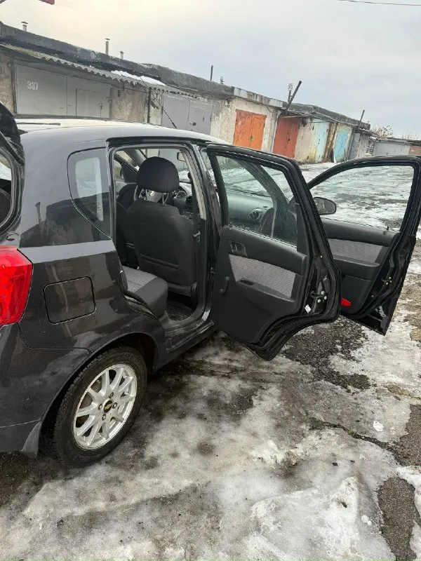 Продам авео т255, акпп контракт (пробег 70 тысяч) работает идеально, переключение не ощутимое. машина 2008 года, кузов без рыжиков и гнили. в родном окрасе. есть небольшие сколы. дно не гнилое. салон чистый, ухоженный. по технической части в машине поменяно все, что можно было поменять. рулевая рейка новая. ремни ролики поменяны. . тормозные диски, супорта, колодки. система охлаждения (радиатор, термостат, теплообменник, расширительный бак, все патрубки, шлангочки новые). датчики абс, лямбда зонд новые. масла, фильтра все обслужено. по ходовой все перебрано, когда снимали подрамник, поменяли все что было необходимо и даже больше. кондиционер работает. машину делали для себя, денег вложено не мало. заводится с пол тычка, очень резвая и бодрая. два комплекта новой резины, прошла один сезон. причина продажи: покупка нового авто. цена 700000 осмотр : донецк. +79497405268 📞 звоните: +7(949)7405268 - фотография - 3