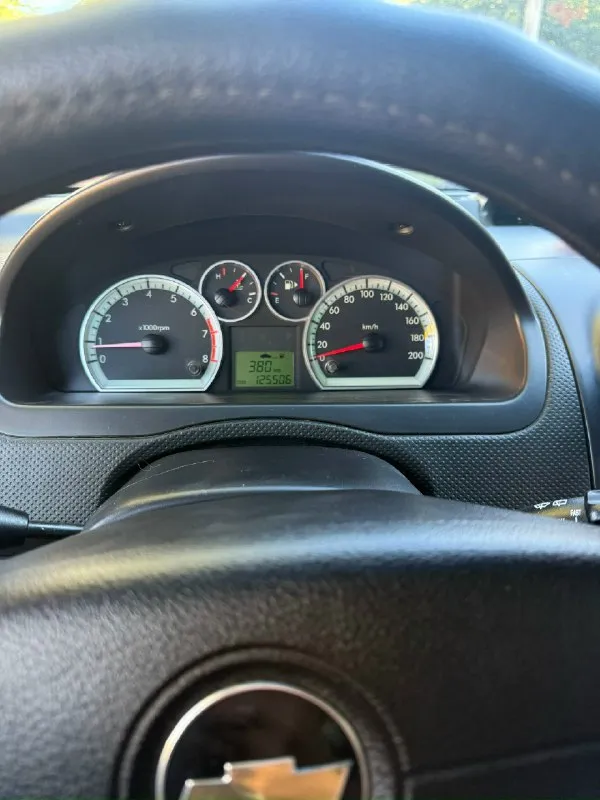 Продам авео т255, акпп контракт (пробег 70 тысяч) работает идеально, переключение не ощутимое. машина 2008 года, кузов без рыжиков и гнили. в родном окрасе. есть небольшие сколы. дно не гнилое. салон чистый, ухоженный. по технической части в машине поменяно все, что можно было поменять. рулевая рейка новая. ремни ролики поменяны. . тормозные диски, супорта, колодки. система охлаждения (радиатор, термостат, теплообменник, расширительный бак, все патрубки, шлангочки новые). датчики абс, лямбда зонд новые. масла, фильтра все обслужено. по ходовой все перебрано, когда снимали подрамник, поменяли все что было необходимо и даже больше. кондиционер работает. машину делали для себя, денег вложено не мало. заводится с пол тычка, очень резвая и бодрая. два комплекта новой резины, прошла один сезон. причина продажи: покупка нового авто. цена 700000 осмотр : донецк. +79497405268 📞 звоните: +7(949)7405268 - фотография - 6