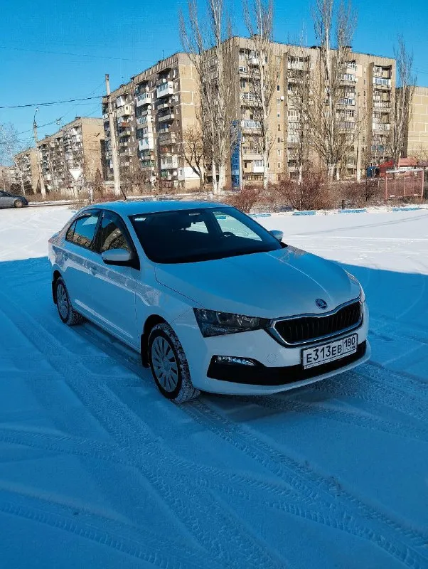 Продам skoda rapid 2020г, лифтбек, пробег 123т машина в идеальном состоянии. без дтп в заводском окрасе, все стекла заводские. двигатель 1.6 (110/л. с) коробка автомат aisin 6-ти ступенчатый круиз контроль, подогрев сидений, лобового стекла, кондиционер,4-стеклоподьемн, датчик давления в шинах, зеркала с подогревом. led ходовые огни, бортовой компьютер.2-ключа. цена: 1л510т. тел:+79493674935 - фотография - 2