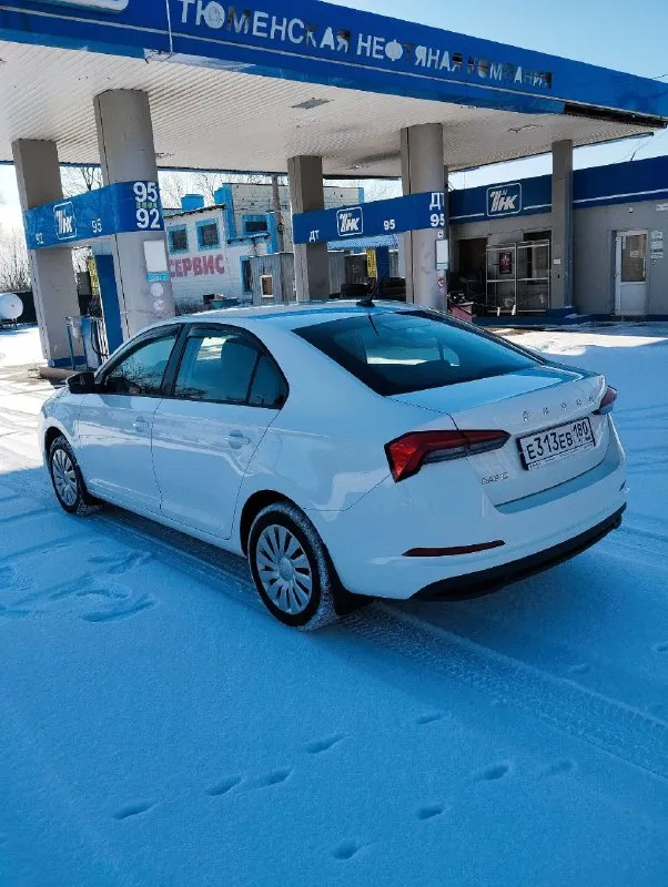 Продам skoda rapid 2020г, лифтбек, пробег 123т машина в идеальном состоянии. без дтп в заводском окрасе, все стекла заводские. двигатель 1.6 (110/л. с) коробка автомат aisin 6-ти ступенчатый круиз контроль, подогрев сидений, лобового стекла, кондиционер,4-стеклоподьемн, датчик давления в шинах, зеркала с подогревом. led ходовые огни, бортовой компьютер.2-ключа. цена: 1л510т. тел:+79493674935 - фотография - 3