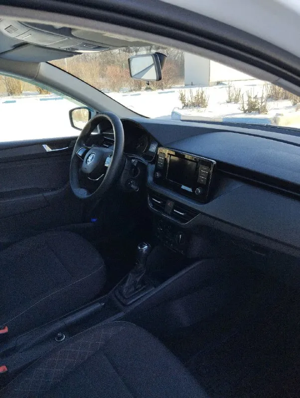 Продам skoda rapid 2020г, лифтбек, пробег 123т машина в идеальном состоянии. без дтп в заводском окрасе, все стекла заводские. двигатель 1.6 (110/л. с) коробка автомат aisin 6-ти ступенчатый круиз контроль, подогрев сидений, лобового стекла, кондиционер,4-стеклоподьемн, датчик давления в шинах, зеркала с подогревом. led ходовые огни, бортовой компьютер.2-ключа. цена: 1л510т. тел:+79493674935 - фотография - 7