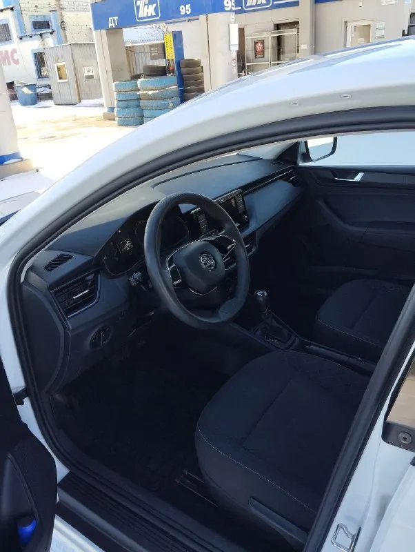 Продам skoda rapid 2020г, лифтбек, пробег 123т машина в идеальном состоянии. без дтп в заводском окрасе, все стекла заводские. двигатель 1.6 (110/л. с) коробка автомат aisin 6-ти ступенчатый круиз контроль, подогрев сидений, лобового стекла, кондиционер,4-стеклоподьемн, датчик давления в шинах, зеркала с подогревом. led ходовые огни, бортовой компьютер.2-ключа. цена: 1л510т. тел:+79493674935 - фотография - 8