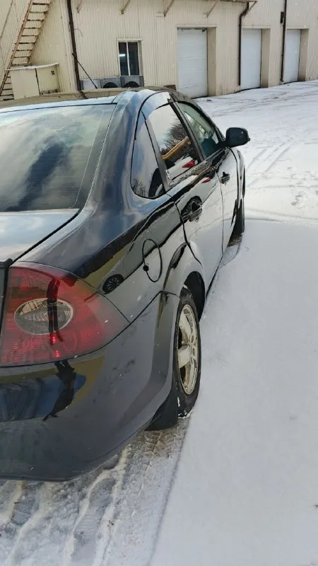 Форд фокус2 ресайлинг 1.8 мкпп. 2008г. зимний пакет обогревы лобового заднего стекла, зеркал, форсунок омывателя, передних сидений, масло не ест, коробка mtx75 от 2-ух литрового мотора(неубиваемая), ходовая без стуков, грюков, скрипов, музыка усилитель сабвуфер, летняя резина на литых дисках р16 новая, зима р15, осенью красился в круг кроме крыши. 700т. р торг у капота. горловка +79493652265 - фотография - 6