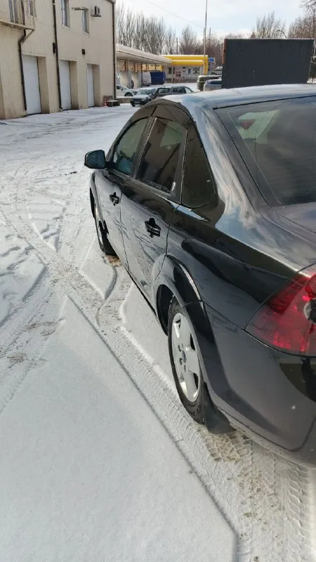 Форд фокус2 ресайлинг 1.8 мкпп. 2008г. зимний пакет обогревы лобового заднего стекла, зеркал, форсунок омывателя, передних сидений, масло не ест, коробка mtx75 от 2-ух литрового мотора(неубиваемая), ходовая без стуков, грюков, скрипов, музыка усилитель сабвуфер, летняя резина на литых дисках р16 новая, зима р15, осенью красился в круг кроме крыши. 700т. р торг у капота. горловка +79493652265 - фотография - 7