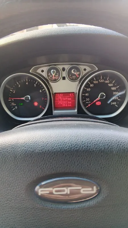 Форд фокус2 ресайлинг 1.8 мкпп. 2008г. зимний пакет обогревы лобового заднего стекла, зеркал, форсунок омывателя, передних сидений, масло не ест, коробка mtx75 от 2-ух литрового мотора(неубиваемая), ходовая без стуков, грюков, скрипов, музыка усилитель сабвуфер, летняя резина на литых дисках р16 новая, зима р15, осенью красился в круг кроме крыши. 700т. р торг у капота. горловка +79493652265 - фотография - 9