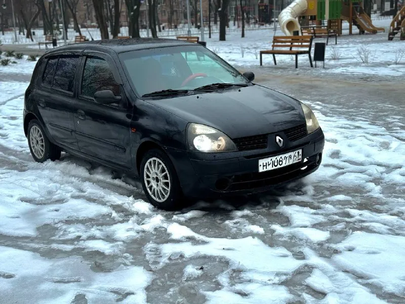 Продаю renault clio(symbol) ii 2003 года выпуска. авто в отличном состояние. родной пробег 178.000 1.4 обслужен, масло не расходует, работает ровно автоматическая коробка передач, не пинает, не буксует, переключает плавно ходовая часть обслужена машина прошла полное то:замена масла в моторе и коробке, замена ремня грм с помпой и всеми роликами, новый генератор и стартер, чистка дорсальной заслонки, замена задних тормозных цилиндров, новые шаровые опоры, замена рулевых наконечников, амортизаторов в круг и опорных подшипников кузов оцинкован, коррозии и ржавчины нет. пороги, днище, стаканы целые комплектация:гур,2 стеклоподъемника, кондиционер, подогрев зеркал, бортовой компьютер салон в отличном состояние 2 комплекта резины юридически чистый автомобиль осмотр донецк 375.000 рублей, торг уместен +79495097888 📲 tg: … 📞 звоните: +7(949)5097888 - фотография - 2
