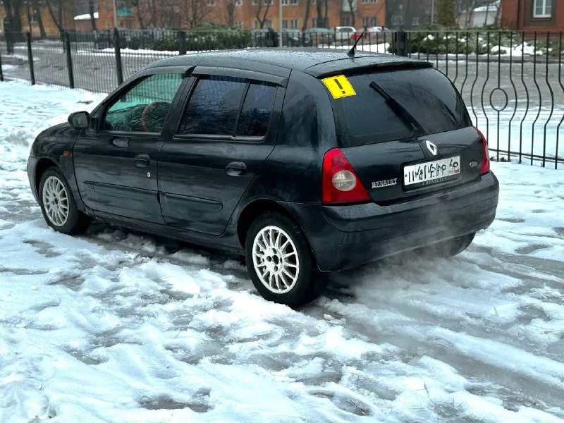 Продаю renault clio(symbol) ii 2003 года выпуска. авто в отличном состояние. родной пробег 178.000 1.4 обслужен, масло не расходует, работает ровно автоматическая коробка передач, не пинает, не буксует, переключает плавно ходовая часть обслужена машина прошла полное то:замена масла в моторе и коробке, замена ремня грм с помпой и всеми роликами, новый генератор и стартер, чистка дорсальной заслонки, замена задних тормозных цилиндров, новые шаровые опоры, замена рулевых наконечников, амортизаторов в круг и опорных подшипников кузов оцинкован, коррозии и ржавчины нет. пороги, днище, стаканы целые комплектация:гур,2 стеклоподъемника, кондиционер, подогрев зеркал, бортовой компьютер салон в отличном состояние 2 комплекта резины юридически чистый автомобиль осмотр донецк 375.000 рублей, торг уместен +79495097888 📲 tg: … 📞 звоните: +7(949)5097888 - фотография - 3
