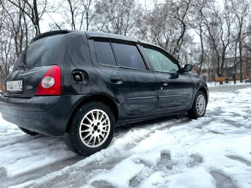 Продаю renault clio(symbol) ii 2003 года выпуска. авто в отличном состояние. родной пробег 178.000 1.4 обслужен, масло не расходует, работает ровно автоматическая коробка передач, не пинает, не буксует, переключает плавно ходовая часть обслужена машина прошла полное то:замена масла в моторе и коробке, замена ремня грм с помпой и всеми роликами, новый генератор и стартер, чистка дорсальной заслонки, замена задних тормозных цилиндров, новые шаровые опоры, замена рулевых наконечников, амортизаторов в круг и опорных подшипников кузов оцинкован, коррозии и ржавчины нет. пороги, днище, стаканы целые комплектация:гур,2 стеклоподъемника, кондиционер, подогрев зеркал, бортовой компьютер салон в отличном состояние 2 комплекта резины юридически чистый автомобиль осмотр донецк 375.000 рублей, торг уместен +79495097888 📲 tg: … 📞 звоните: +7(949)5097888 - фотография - 4