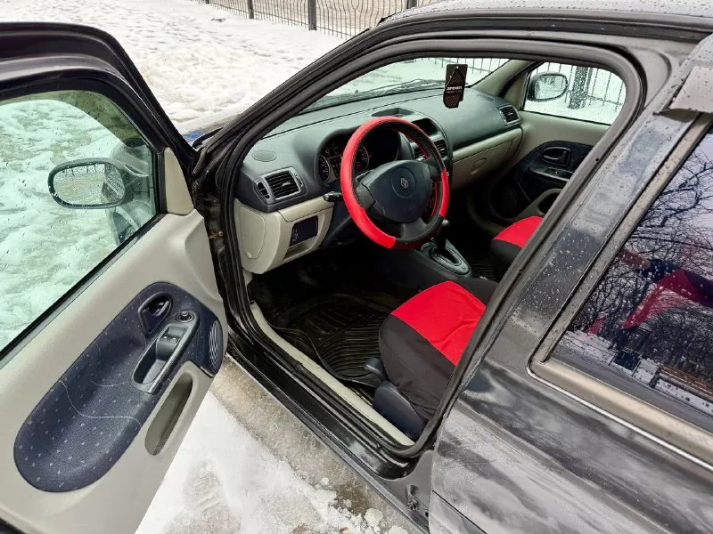 Продаю renault clio(symbol) ii 2003 года выпуска. авто в отличном состояние. родной пробег 178.000 1.4 обслужен, масло не расходует, работает ровно автоматическая коробка передач, не пинает, не буксует, переключает плавно ходовая часть обслужена машина прошла полное то:замена масла в моторе и коробке, замена ремня грм с помпой и всеми роликами, новый генератор и стартер, чистка дорсальной заслонки, замена задних тормозных цилиндров, новые шаровые опоры, замена рулевых наконечников, амортизаторов в круг и опорных подшипников кузов оцинкован, коррозии и ржавчины нет. пороги, днище, стаканы целые комплектация:гур,2 стеклоподъемника, кондиционер, подогрев зеркал, бортовой компьютер салон в отличном состояние 2 комплекта резины юридически чистый автомобиль осмотр донецк 375.000 рублей, торг уместен +79495097888 📲 tg: … 📞 звоните: +7(949)5097888 - фотография - 6