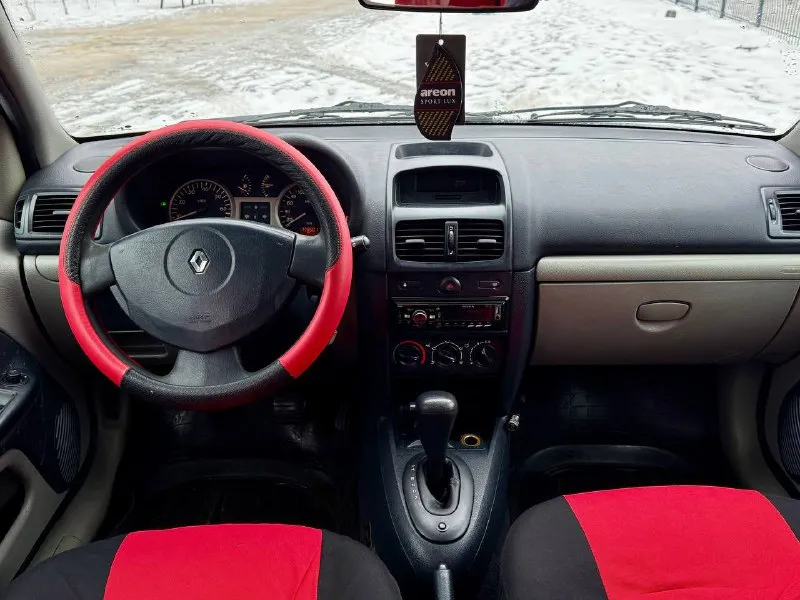 Продаю renault clio(symbol) ii 2003 года выпуска. авто в отличном состояние. родной пробег 178.000 1.4 обслужен, масло не расходует, работает ровно автоматическая коробка передач, не пинает, не буксует, переключает плавно ходовая часть обслужена машина прошла полное то:замена масла в моторе и коробке, замена ремня грм с помпой и всеми роликами, новый генератор и стартер, чистка дорсальной заслонки, замена задних тормозных цилиндров, новые шаровые опоры, замена рулевых наконечников, амортизаторов в круг и опорных подшипников кузов оцинкован, коррозии и ржавчины нет. пороги, днище, стаканы целые комплектация:гур,2 стеклоподъемника, кондиционер, подогрев зеркал, бортовой компьютер салон в отличном состояние 2 комплекта резины юридически чистый автомобиль осмотр донецк 375.000 рублей, торг уместен +79495097888 📲 tg: … 📞 звоните: +7(949)5097888 - фотография - 7