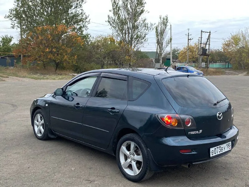 Цена снижена 500 000 продам комфортный автомобиль mazda 3 2006 года по низу рынка 1.6 на механике, пробег 222 000 автомобиль в хорошем состоянии, в красивом цвете, рыжиков по кузову нет ходовая, двигатель, коробка полностью без нареканий хорошая комплектация: мультируль, передние и задние электростеклоподъёмники, кондиционер, подогревы передних сидений, электропривод и обогрев зеркал и т. п. салон чистый и опрятный звоните +79494480164 - фотография - 2