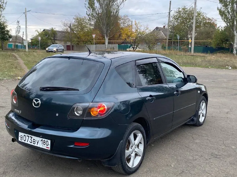 Цена снижена 500 000 продам комфортный автомобиль mazda 3 2006 года по низу рынка 1.6 на механике, пробег 222 000 автомобиль в хорошем состоянии, в красивом цвете, рыжиков по кузову нет ходовая, двигатель, коробка полностью без нареканий хорошая комплектация: мультируль, передние и задние электростеклоподъёмники, кондиционер, подогревы передних сидений, электропривод и обогрев зеркал и т. п. салон чистый и опрятный звоните +79494480164 - фотография - 4