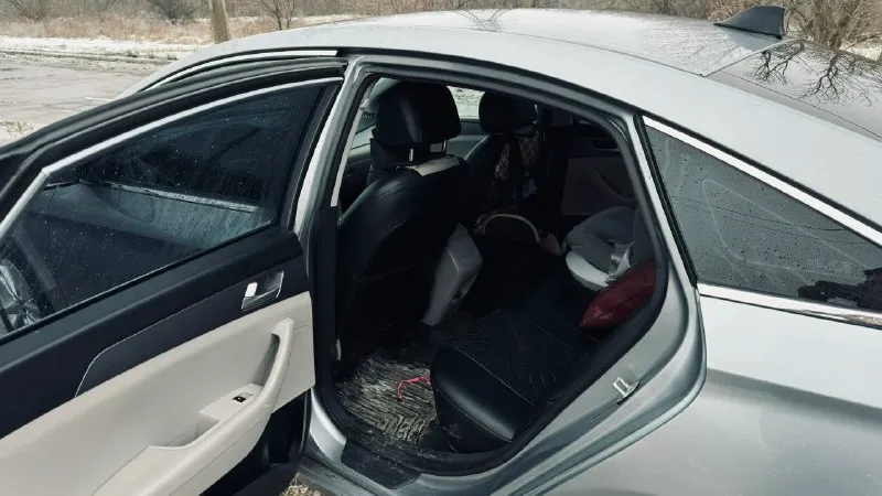 Автор: 🚀 покоритель дорог: hyundai sonata 2014 года выпуска. главные козыри: ✔ хорошая история: один хозяин с момента покупки, все то по регламенту. чеки о проведенных работах на руках. ✔ идеальное техническое состояние: двигатель и коробка передач работают безупречно, как часы. никаких проблем. ✔ безаварийная красота: лкп в хорошем состоянии, без скрытых повреждений и ржавчины. салон чистый, ухоженный, без потертостей и запахов. ✔ комплектация: кондиционер, обогрев боковых зеркал, мультимедиа с apple carplay/android auto, камера заднего вида, датчики давления шин. · год выпуска: конец 2014 года · пробег: 121 тыс миль · двигатель: 2.4 л (188 л. с. ), бензин · кпп: автомат · привод: передний · цвет: серый хамелеон · цена: 1 650 000 руб. (торг только при осмотре уместен). жду вашего звонка! серьезным покупателям — осмотр на любом сто по вашему желанию. номер для связи +79493254376 ( телеграм, феникс). . ???наш телеграм канал [ бесплатное размещение за репост??? правила соо 📞 звоните: +7(949)3254376 - фотография - 6