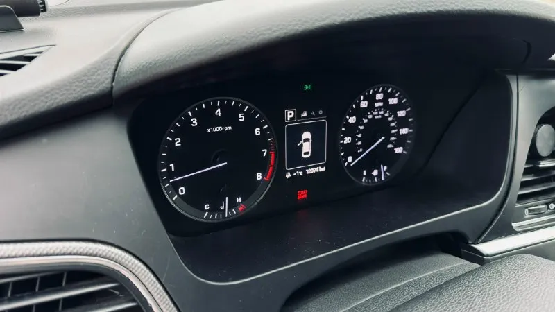 Автор: 🚀 покоритель дорог: hyundai sonata 2014 года выпуска. главные козыри: ✔ хорошая история: один хозяин с момента покупки, все то по регламенту. чеки о проведенных работах на руках. ✔ идеальное техническое состояние: двигатель и коробка передач работают безупречно, как часы. никаких проблем. ✔ безаварийная красота: лкп в хорошем состоянии, без скрытых повреждений и ржавчины. салон чистый, ухоженный, без потертостей и запахов. ✔ комплектация: кондиционер, обогрев боковых зеркал, мультимедиа с apple carplay/android auto, камера заднего вида, датчики давления шин. · год выпуска: конец 2014 года · пробег: 121 тыс миль · двигатель: 2.4 л (188 л. с. ), бензин · кпп: автомат · привод: передний · цвет: серый хамелеон · цена: 1 650 000 руб. (торг только при осмотре уместен). жду вашего звонка! серьезным покупателям — осмотр на любом сто по вашему желанию. номер для связи +79493254376 ( телеграм, феникс). . ???наш телеграм канал [ бесплатное размещение за репост??? правила соо 📞 звоните: +7(949)3254376 - фотография - 8