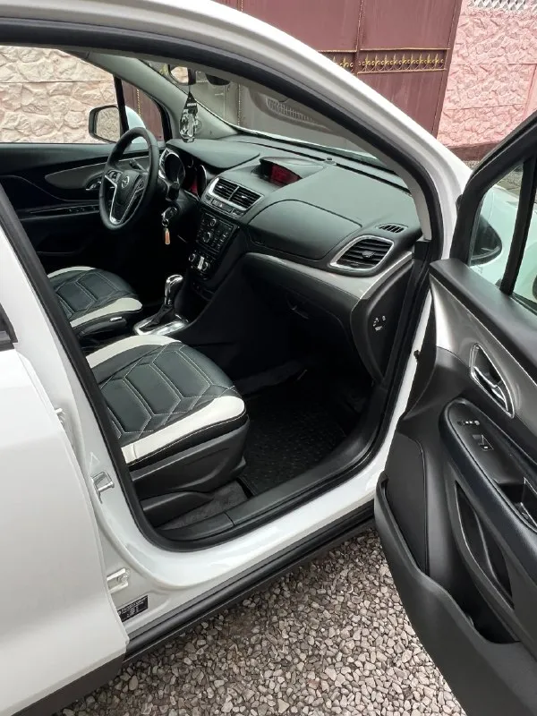 Продам opel mokka 2013 в супер состоянии!! дно идеальное, все болтики как новые! всего два хозяина! пробег-130 мотор-1.8(140 л. с)(самый надежный, без задиров) коробка-автомат привод-полный комплектация -антиблокировочная система - система курсовой устойчивости - сигнализация - иммобилайзер - бортовой компьютер -круиз контроль - датчики света - датчики дождя -электропривод зеркал -климат контроль - подогревы сидений -подогрев руля -обогрев зеркал -парктроники перед и зад продам опель мокка в супер состоянии, 🍭💯очень комфортный паркетник, машина без посторонних звуков, мягкая на ход, салон и кузов в идеальном состоянии, в родном окрасе (без единого жука), мотор и коробка на отлично!2 ключа. делать ничего не нужно, сел поехал! машина без дтп -зеленая автотека! цена-1.200 000₽ ☎️тел+79494162204 осмотр-донецке/макеевка машинка просто 🍓🍭🎁 📞 🇷🇺 звоните: +79494162204 - фотография - 9