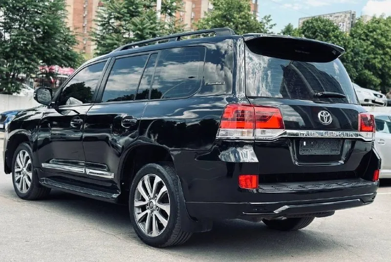 Продам свой автомобиль, toyota land cruiser 200 4.5 2008 года выпуска с пробегом 335 тысяч, во владении больше двух лет, переодет в рестайлинг 2016 года в тех-паспорте все изменения вписаны, я владелец, автомобиль на 180 регионе, мотор коробка без нареканий по машине работает абсолютно всё, нет не одной ошибки три тысячи километров назад было заменено масло все фильтра, тормозные колодки в круг, все расходники менялись вовремя два комплекта колес зима-лето, цена 2 700 000 рублей г. донецк +79498578715 если не на связи телеграмм на этом номере. 📞 звоните: +7(949)8578715 - фотография - 4