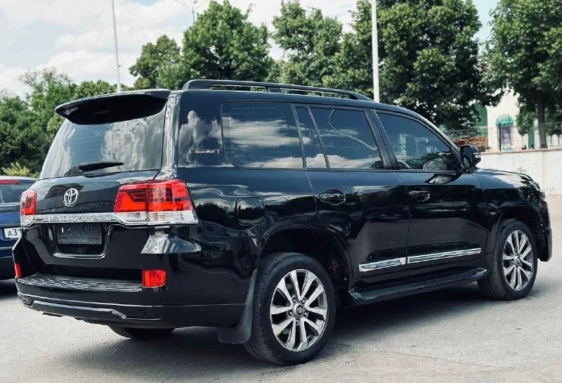 Продам свой автомобиль, toyota land cruiser 200 4.5 2008 года выпуска с пробегом 335 тысяч, во владении больше двух лет, переодет в рестайлинг 2016 года в тех-паспорте все изменения вписаны, я владелец, автомобиль на 180 регионе, мотор коробка без нареканий по машине работает абсолютно всё, нет не одной ошибки три тысячи километров назад было заменено масло все фильтра, тормозные колодки в круг, все расходники менялись вовремя два комплекта колес зима-лето, цена 2 700 000 рублей г. донецк +79498578715 если не на связи телеграмм на этом номере. 📞 звоните: +7(949)8578715 - фотография - 5