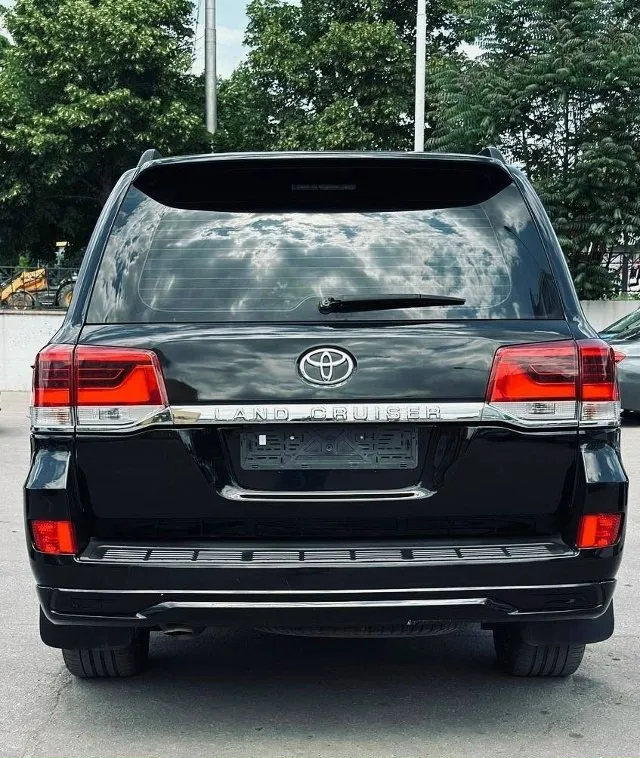 Продам свой автомобиль, toyota land cruiser 200 4.5 2008 года выпуска с пробегом 335 тысяч, во владении больше двух лет, переодет в рестайлинг 2016 года в тех-паспорте все изменения вписаны, я владелец, автомобиль на 180 регионе, мотор коробка без нареканий по машине работает абсолютно всё, нет не одной ошибки три тысячи километров назад было заменено масло все фильтра, тормозные колодки в круг, все расходники менялись вовремя два комплекта колес зима-лето, цена 2 700 000 рублей г. донецк +79498578715 если не на связи телеграмм на этом номере. 📞 звоните: +7(949)8578715 - фотография - 6