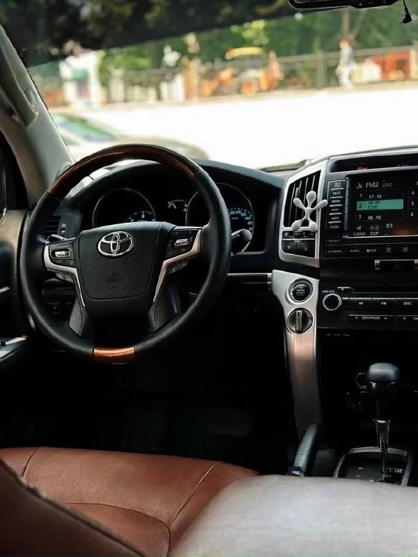 Продам свой автомобиль, toyota land cruiser 200 4.5 2008 года выпуска с пробегом 335 тысяч, во владении больше двух лет, переодет в рестайлинг 2016 года в тех-паспорте все изменения вписаны, я владелец, автомобиль на 180 регионе, мотор коробка без нареканий по машине работает абсолютно всё, нет не одной ошибки три тысячи километров назад было заменено масло все фильтра, тормозные колодки в круг, все расходники менялись вовремя два комплекта колес зима-лето, цена 2 700 000 рублей г. донецк +79498578715 если не на связи телеграмм на этом номере. 📞 звоните: +7(949)8578715 - фотография - 8