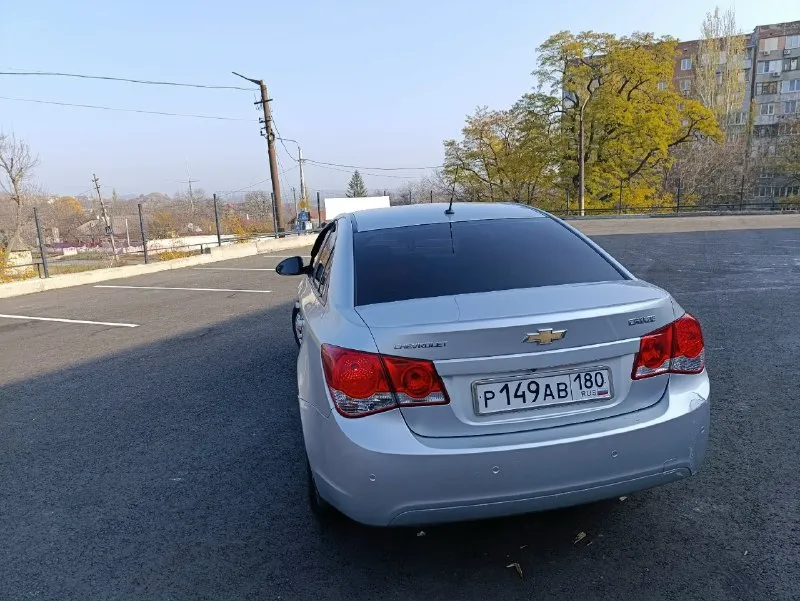 Продам chevrolet круз 2012 г. в. , 1.6 объём двигателя, 16 клапанный, мкпп, родной пробег 187000 км. , масло не ест, на полном увереном ходу, подогрев зеркал и заднего стекла, мульти руль, 10' магнитола, abs, расход 10л/100км. цена: 750 000 рублей, торг у капота. макеевка, осмотр в любое время +7949 043 52 92 📞 звоните: +7(949)0435292 - фотография - 2