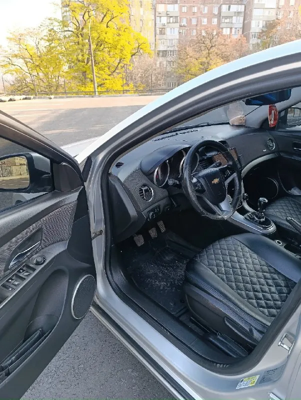 Продам chevrolet круз 2012 г. в. , 1.6 объём двигателя, 16 клапанный, мкпп, родной пробег 187000 км. , масло не ест, на полном увереном ходу, подогрев зеркал и заднего стекла, мульти руль, 10' магнитола, abs, расход 10л/100км. цена: 750 000 рублей, торг у капота. макеевка, осмотр в любое время +7949 043 52 92 📞 звоните: +7(949)0435292 - фотография - 3