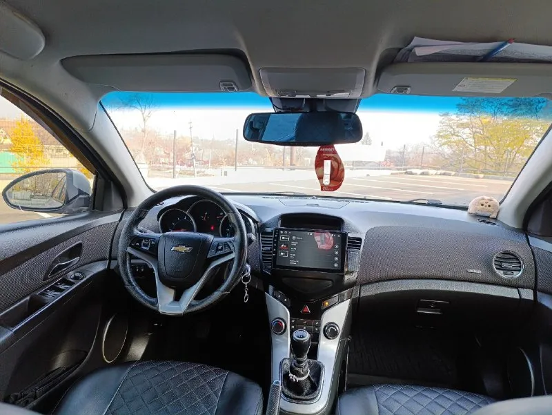 Продам chevrolet круз 2012 г. в. , 1.6 объём двигателя, 16 клапанный, мкпп, родной пробег 187000 км. , масло не ест, на полном увереном ходу, подогрев зеркал и заднего стекла, мульти руль, 10' магнитола, abs, расход 10л/100км. цена: 750 000 рублей, торг у капота. макеевка, осмотр в любое время +7949 043 52 92 📞 звоните: +7(949)0435292 - фотография - 4