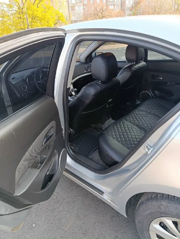 Продам chevrolet круз 2012 г. в. , 1.6 объём двигателя, 16 клапанный, мкпп, родной пробег 187000 км. , масло не ест, на полном увереном ходу, подогрев зеркал и заднего стекла, мульти руль, 10' магнитола, abs, расход 10л/100км. цена: 750 000 рублей, торг у капота. макеевка, осмотр в любое время +7949 043 52 92 📞 звоните: +7(949)0435292 - фотография - 5