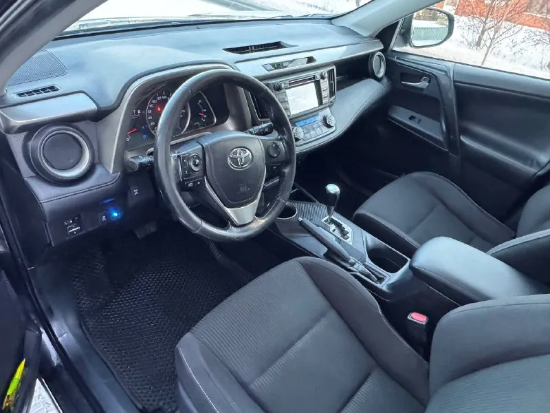 Продам тойота раф4 2015год а идеальное состояние без вложений 2.0автомат полный привод рабочи. по технике на твёрдую петерку авто без вложений сель и поехал два комплекта резины лето зима два комплекта ключей все работает все остальные вопросы по телефону звоните пишете!! +79494676594 цена 1.699.000₽торг - фотография - 6