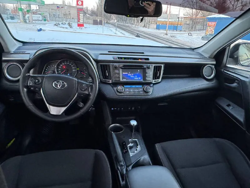 Продам тойота раф4 2015год а идеальное состояние без вложений 2.0автомат полный привод рабочи. по технике на твёрдую петерку авто без вложений сель и поехал два комплекта резины лето зима два комплекта ключей все работает все остальные вопросы по телефону звоните пишете!! +79494676594 цена 1.699.000₽торг - фотография - 7