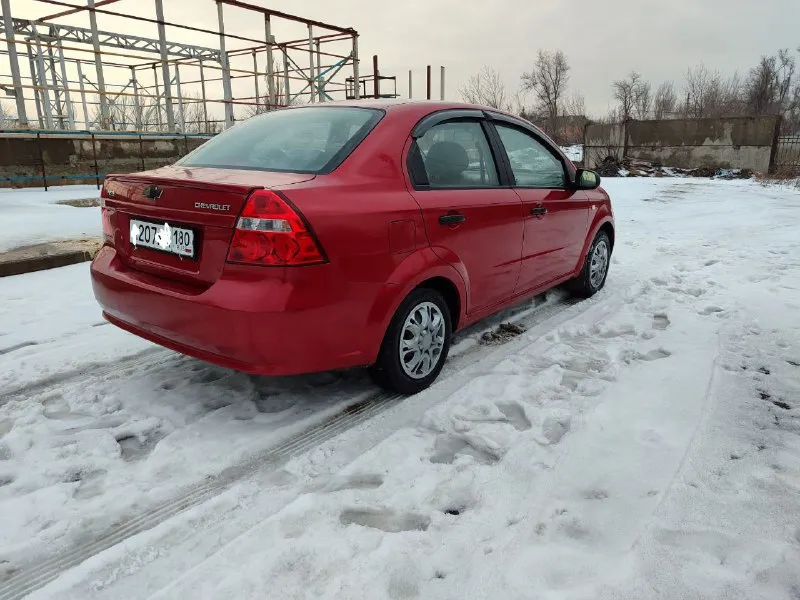 Продам chevrolet aveo 2008 года в редком цвете очень красивом. с пробегом 121.000 тысяч родного. с мотором 1,4 16 клапанным самым надёжным и экономным с этих моторов экотек, автомобиль в идеальном состоянии вся в заводском металле весь заводской герметике. автомобиль обслужено перед зимой менял полностью всю ходовую часть шаровые втулки стабилизатор наконечники трос ручника колодки новые стойки стоят в круг, вся новая тормозная жидкость. за автомобиль не стыдно любые проверки с вашей стороны. комплектация автомобиля кондиционер гидроусилитель руля стеклоподъемники, подушка безопасность сигнализация центральный замок регулировка зеркал мультиплеер. по документам я собственник продажа только через мрэо. цена 540.000 тысяч российских рублей. осмотр город донецк звоните плюс +79494913209 - фотография - 5